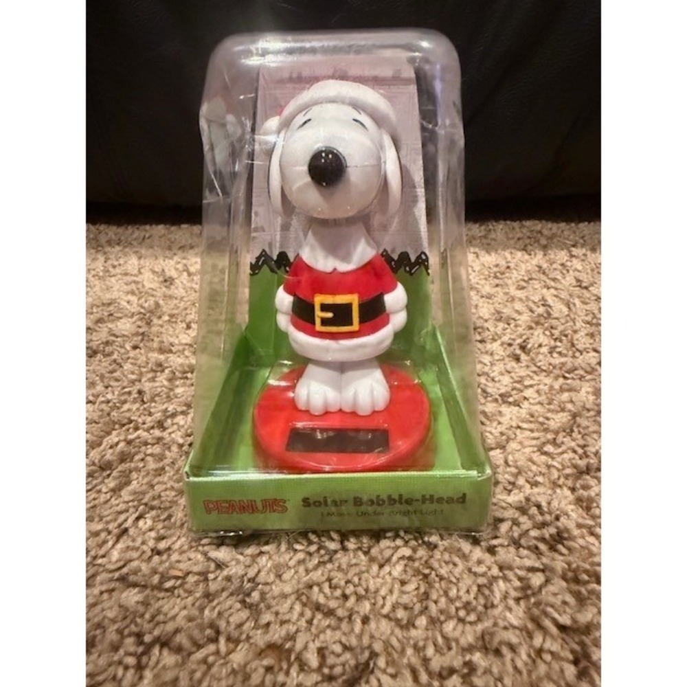 Peanuts Snoopy Christmas Solar Bobble Head I‎ Move Under Bright Light - Picture 2 of 7
